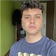 Chico joven implanta clases de inglés a personas de todas las edades